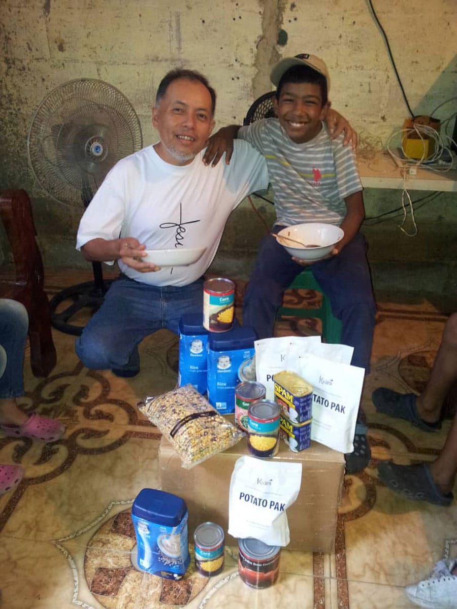 Delivering food parcels to Venezuelans in need