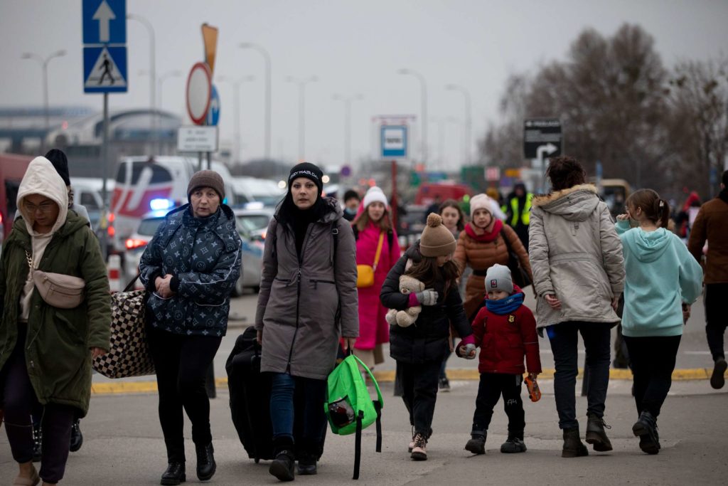 Ukrainian refugees walking